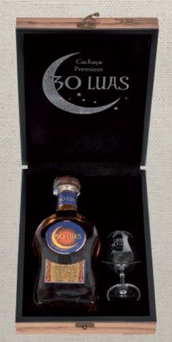 Cachaça 30 Luas Premium em estojo de luxo com 1 taça personalizada