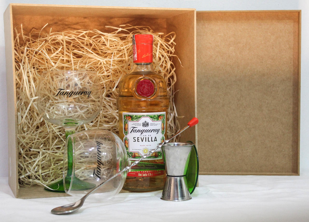 Kit Tanqueray Flor de Sevilla - Caixa com 2 Ta�as de Vidro, Dosador e Colher Bailarina