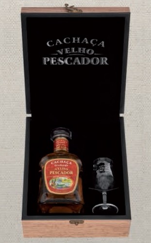 Cachaça Velho Pescador em estojo de luxo com taça personalizada